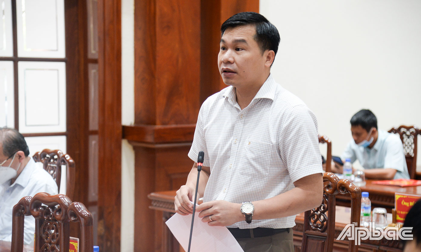 Chủ tịch UBND huyện Cai Lậy Trần Quốc Bình báo cáo công tác xây dựng nông thôn mới, nhất là hoàn thiện các tiêu chí để trở thành huyện nông thôn mới. Đến nay, huyện Cai Lậy có 15/16 xã đạt chuẩn nông thôn mới, trong đó có 3 xã NTM nâng cao. 
