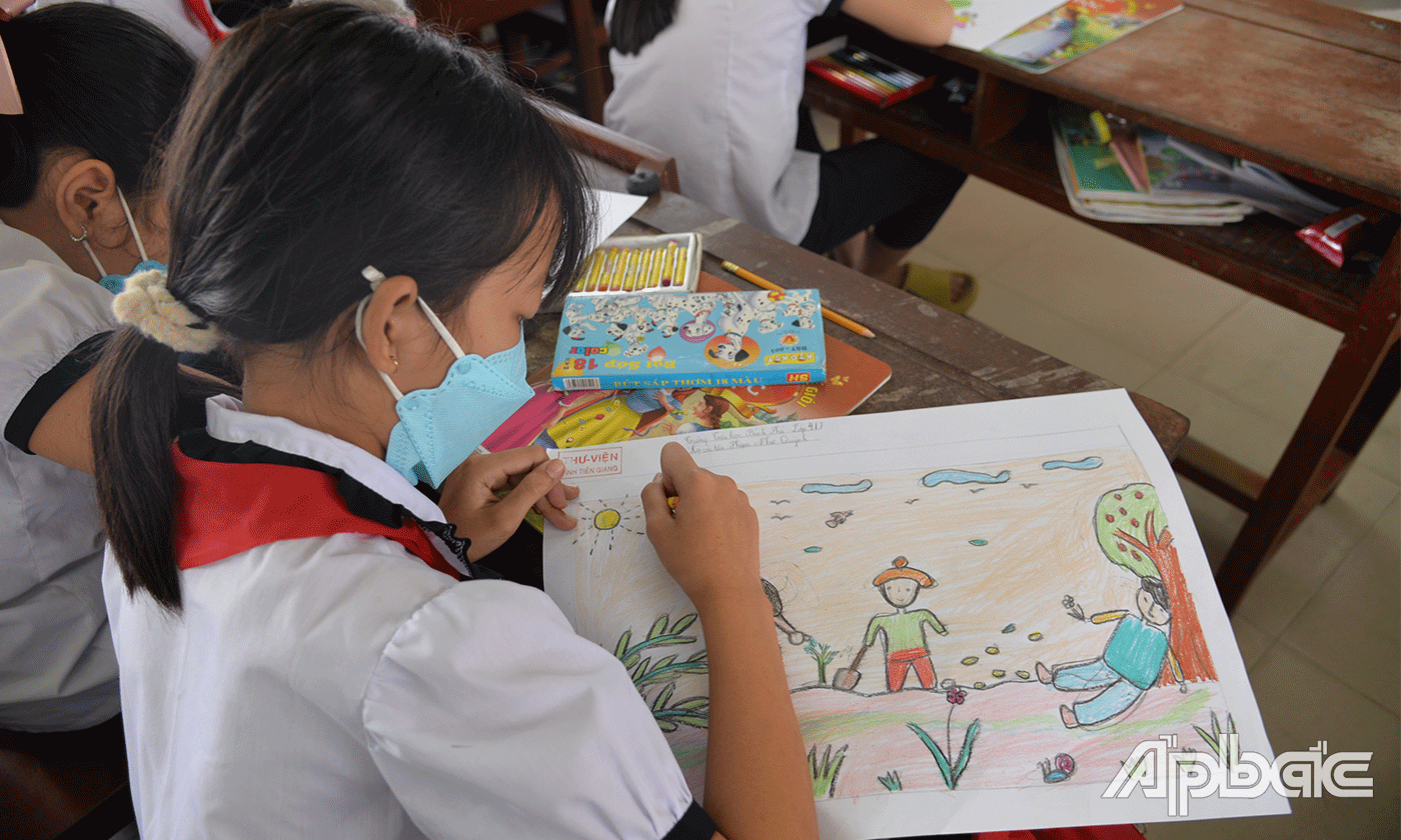 Các em tham gia cuộc thi vẽ tranh.