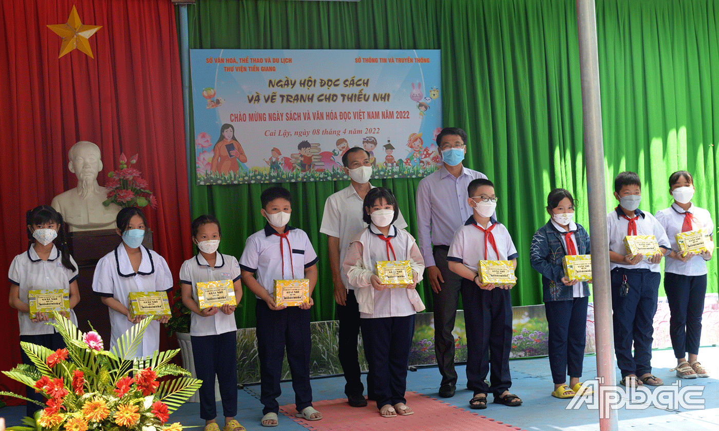 Trao giải Nhì cho các em.