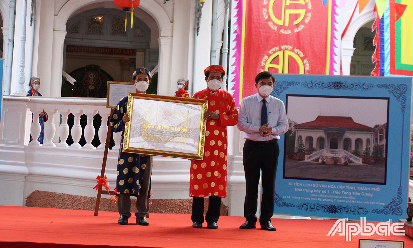 đồng chí Nguyễn Văn Mười - Ủy viên Ban Thường vụ Tỉnh ủy, Phó Chủ tịch Ủy ban nhân dân tỉnh Tiền Giang, thay mặt Ủy ban nhân dân tỉnh trao Bằng công nhận di tích cấp tỉnh. Xin trân trọng kính mời đồng chí.