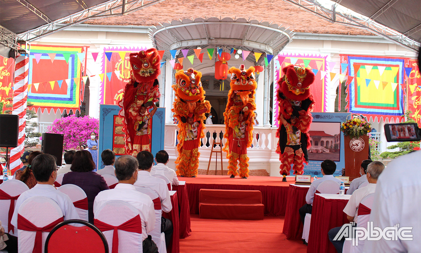 chương trình biểu diễn múa lân, trống hội