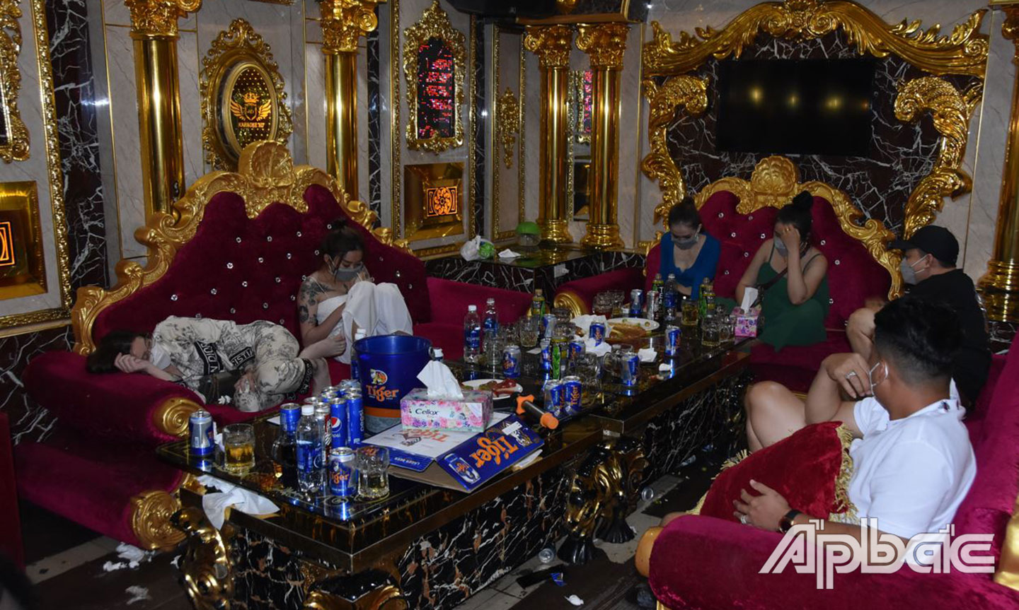 Các đối tượng tại một phòng trong quán karaoke XO. Ảnh Trọng Tín