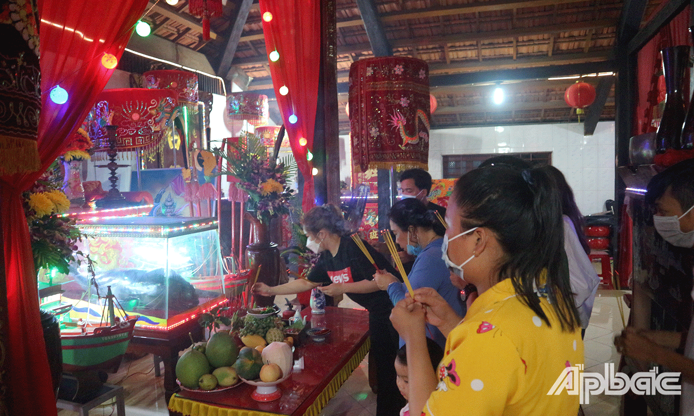 Đông đảo ngư dân, nhân dân địa phương và du khách tham quan, cúng bái tại Lăng Ông