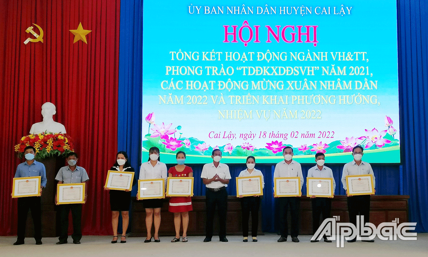 Phó Chủ tịch UBND huyện Cai Lậy Nguyễn Văn Nhanh trao tặng Giấy khen cho các tập thể và  cá nhân có thành tích xuất sắc trong phong trào “Toàn dân đoàn kết xây dựng đời sống  văn hóa” năm 2021.