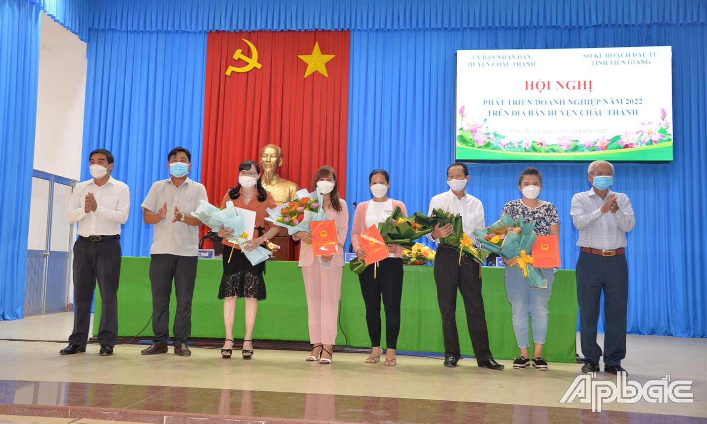 Lãnh đạo tỉnh, huyện tặng hoa chúc mừng các hộ kinh doanh đã đăng ký lên DN