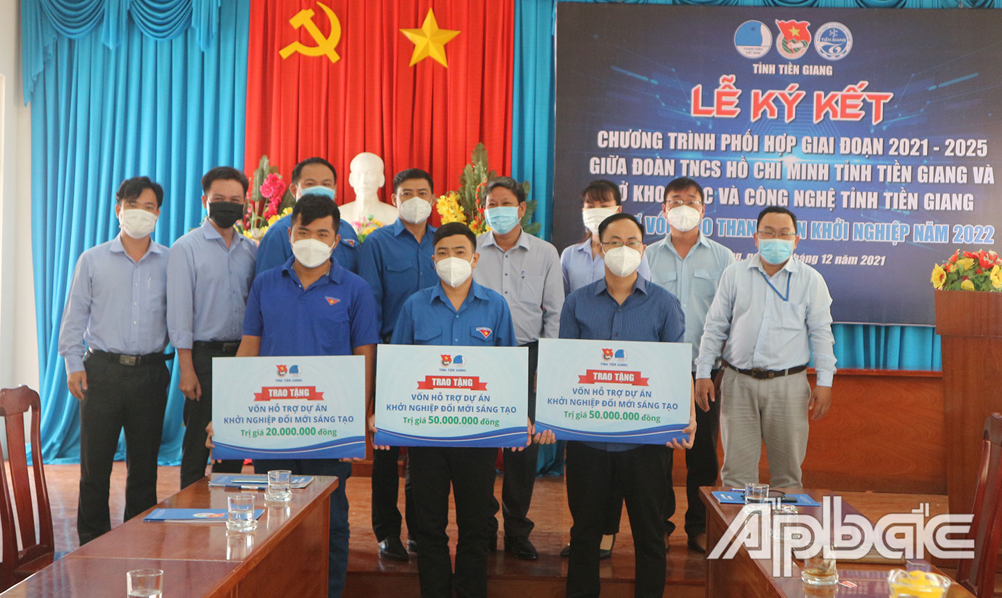 Trao vốn hỗ trợ cho 3 TN khởi nghiệp. 