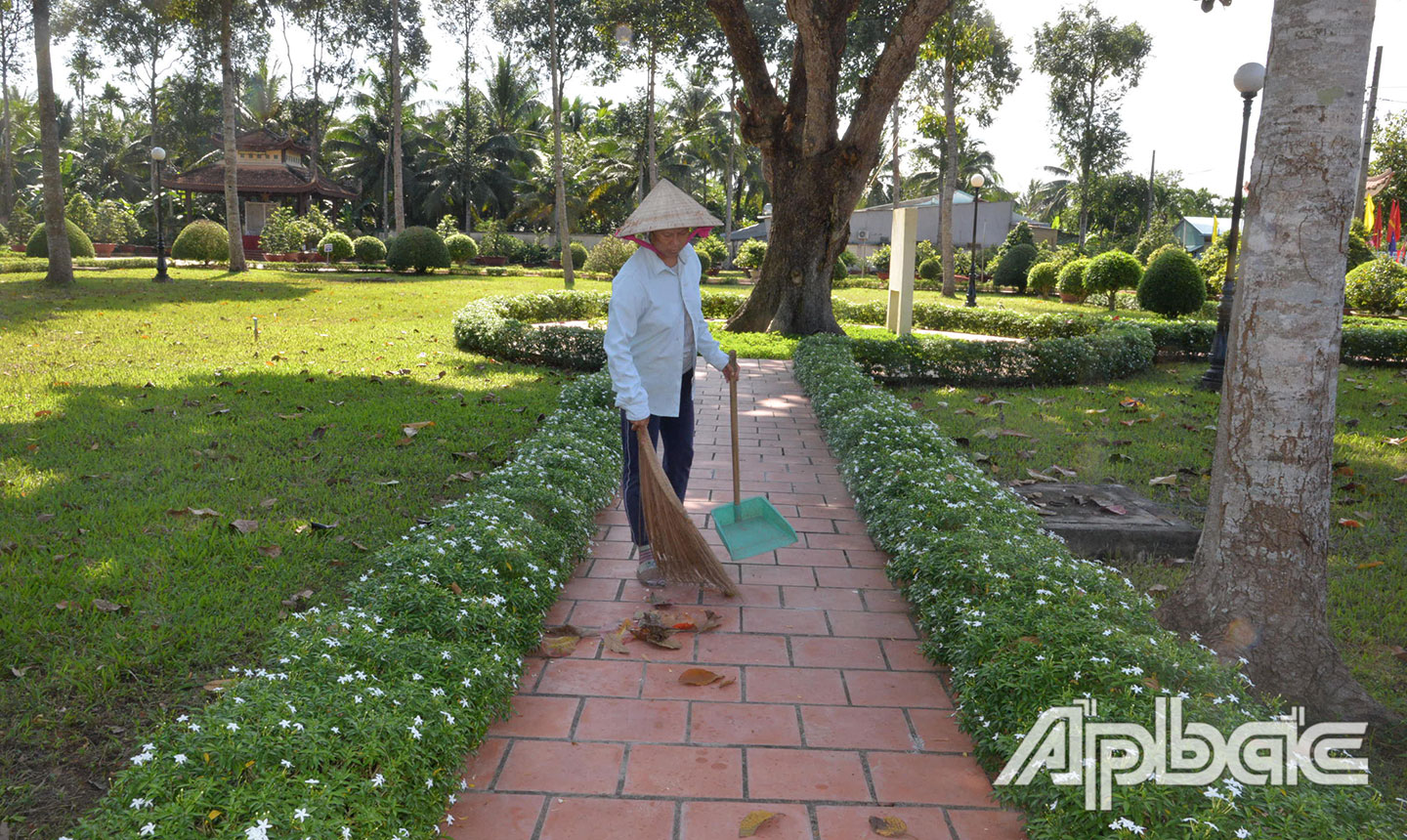 Nhiều di tích, nhân viên bảo vệ kiêm bán vé, hướng dẫn, thuyết minh, cắt tỉa chăm sóc cây xanh...