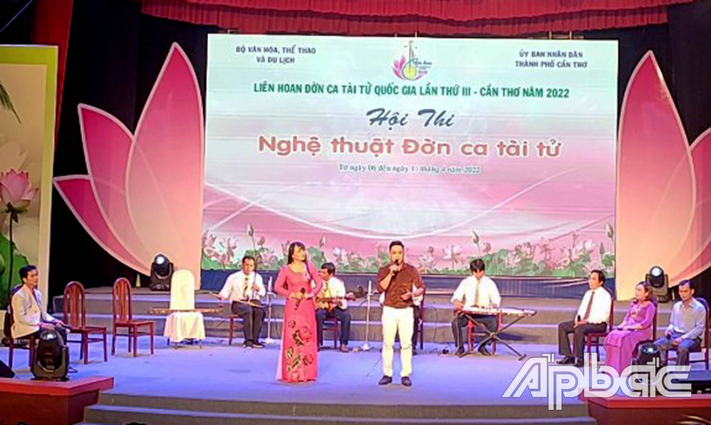 Tiết mục “Chín dòng sông in bóng Bác” do Minh Cường - Ngọc Hiền biểu diễn.