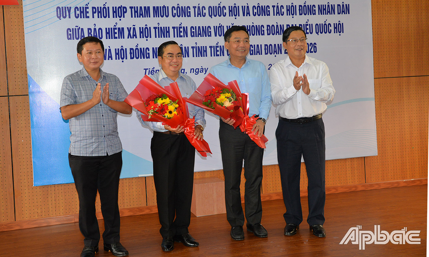 Lãnh đạo tỉnh tặng hoa chúc mừng 2 đơn vị
