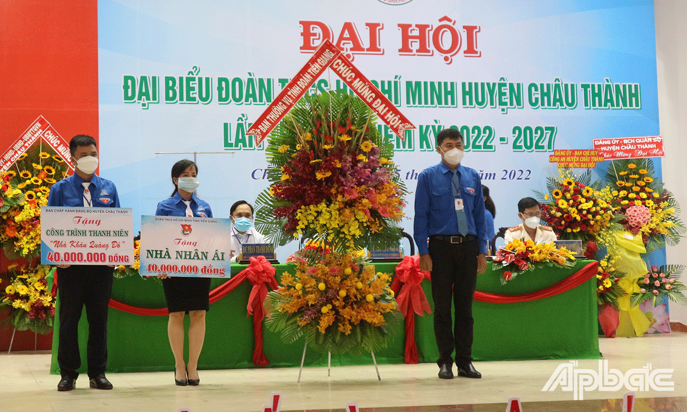 Đồng chí Nguyễn Quang Minh Bí thư Tỉnh đoàn Tiền Giang trao tặng công trình thanh niên và nhà nhân ái  cho Huyện đoàn Châu Thành, tỉnh Tiền Giang