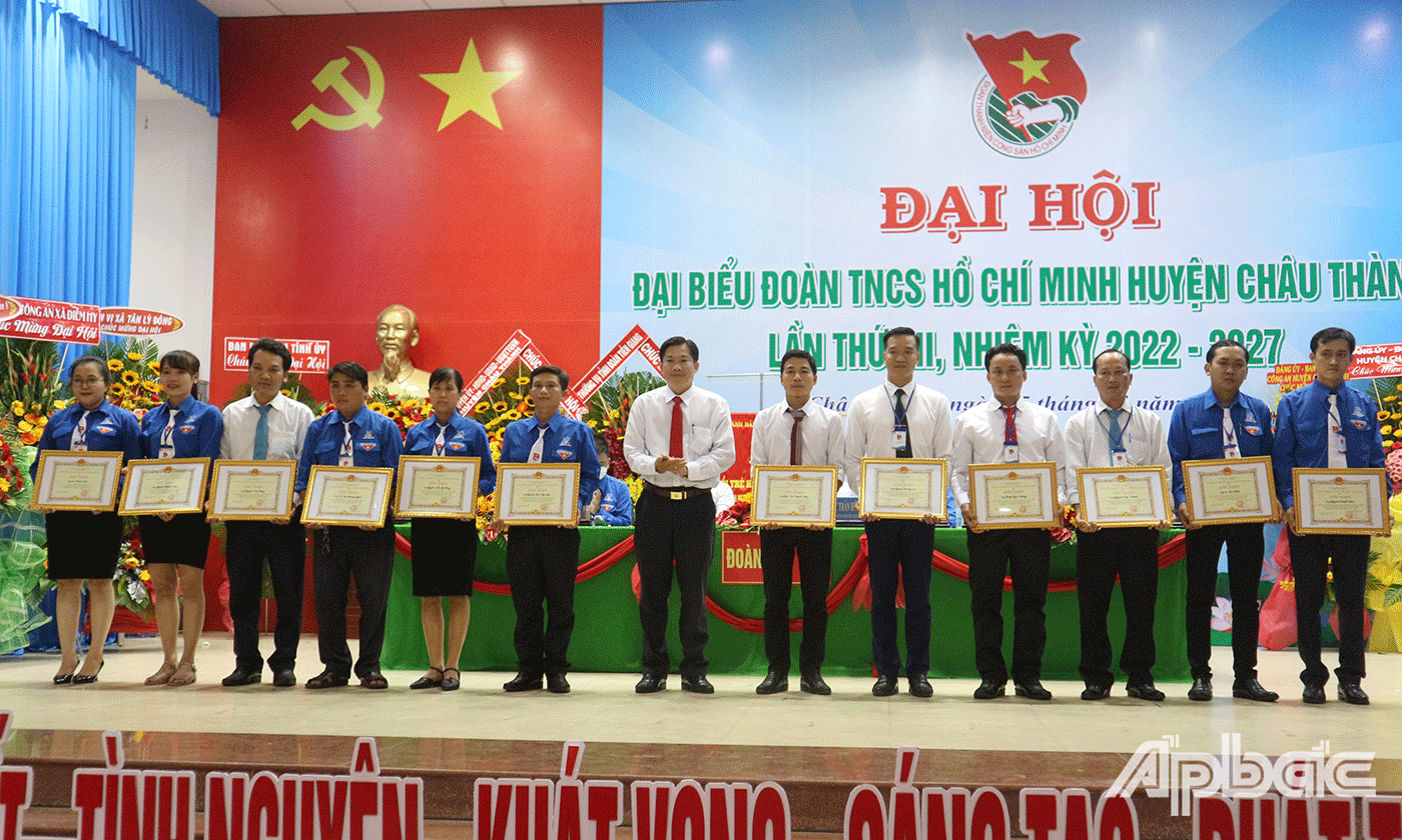 Tỉnh đoàn và UBND huyện Châu Thành đã khen thưởng cho các tập thể, cá nhân có thành tích trong công tác Đoàn và phong trào thanh thiếu nhi nhiệm kỳ 2017-2022.