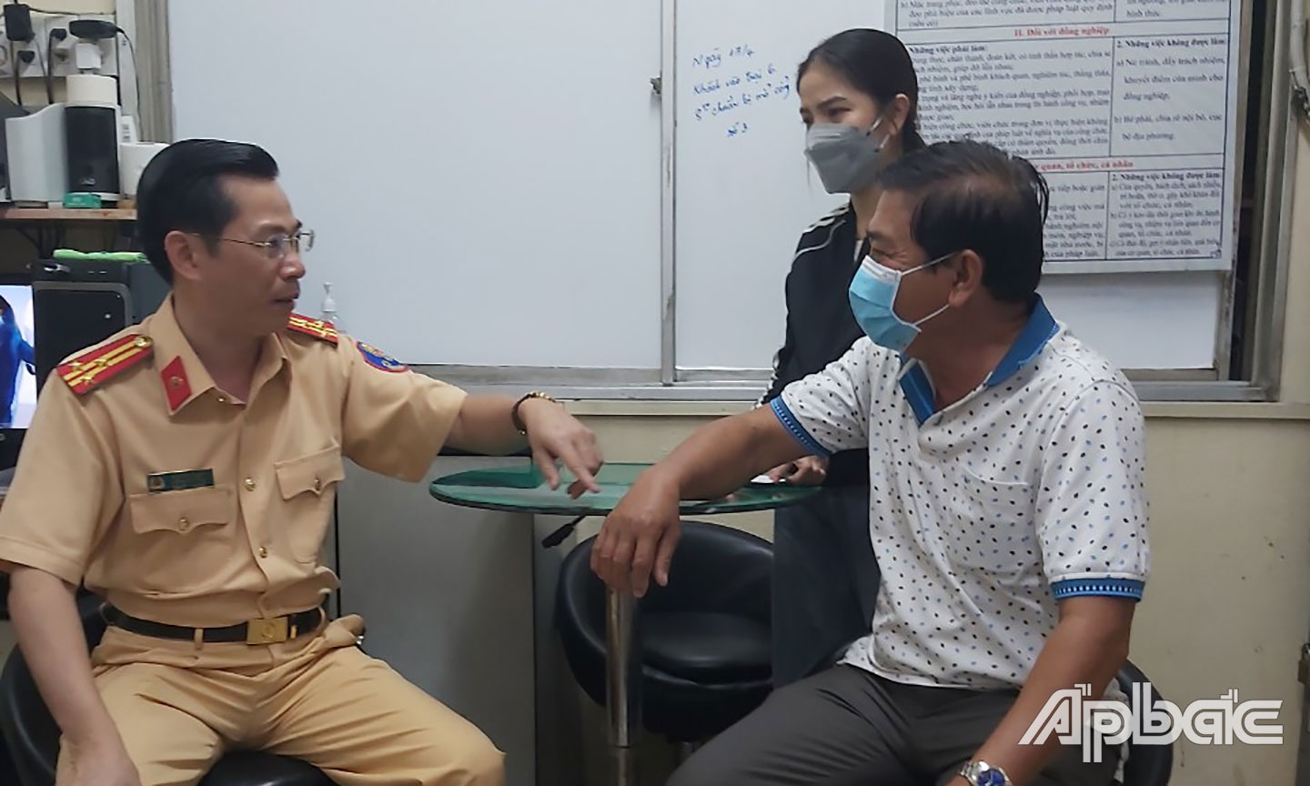Đại diện Cục CSGT chia sẻ, động viên người nhà của Thiếu tá Nghĩa.