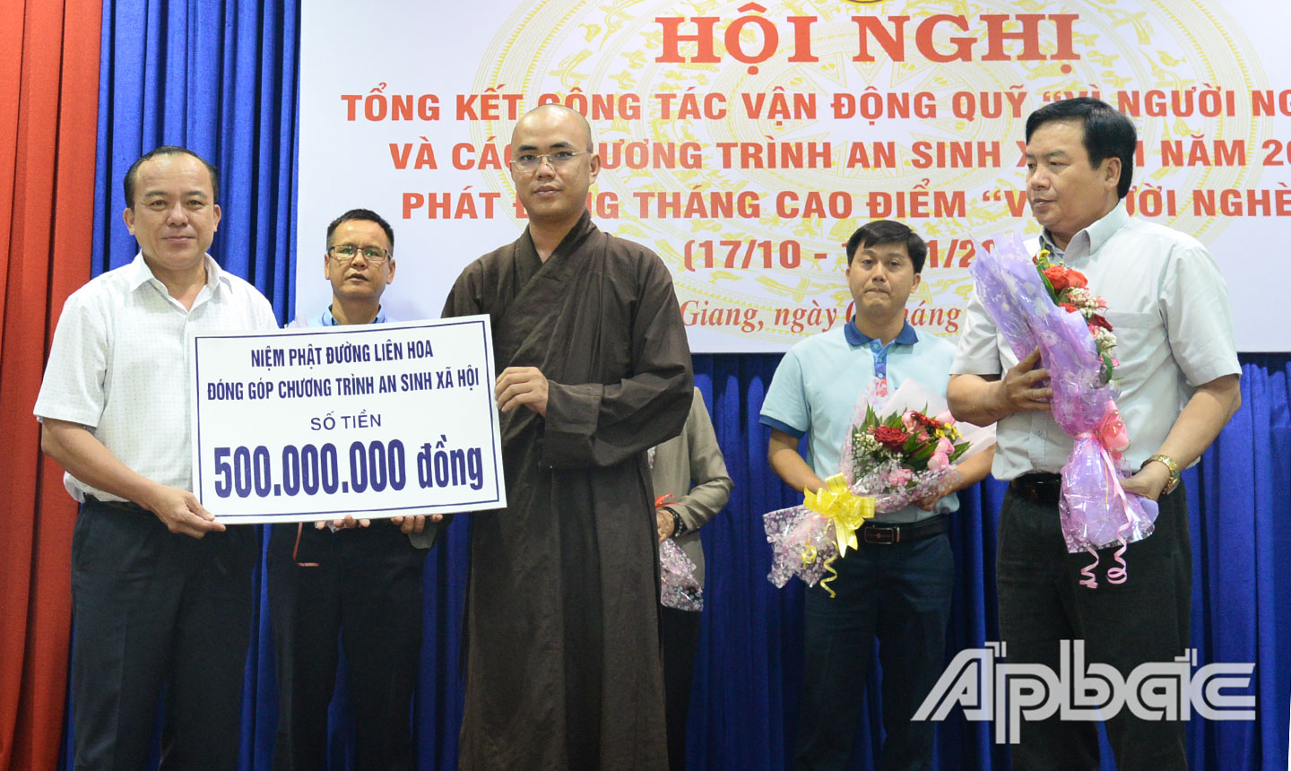 Các tôn giáo luôn đóng góp tích cực vào Quỹ Vì người nghèo của tỉnh.