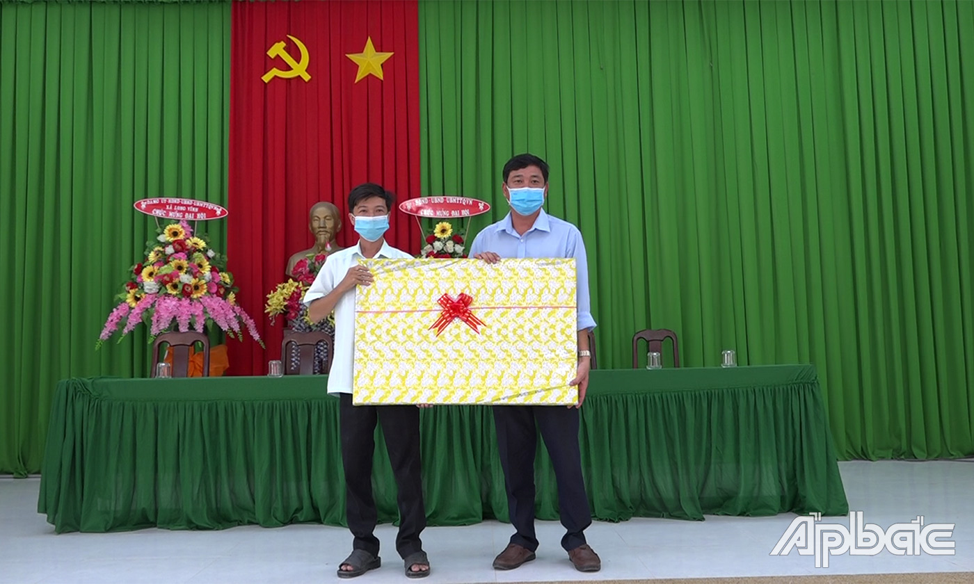 Đại diện đoàn công tác cua th pho M Tho tặng quà luu niem cho UBND xa Long vĩnh