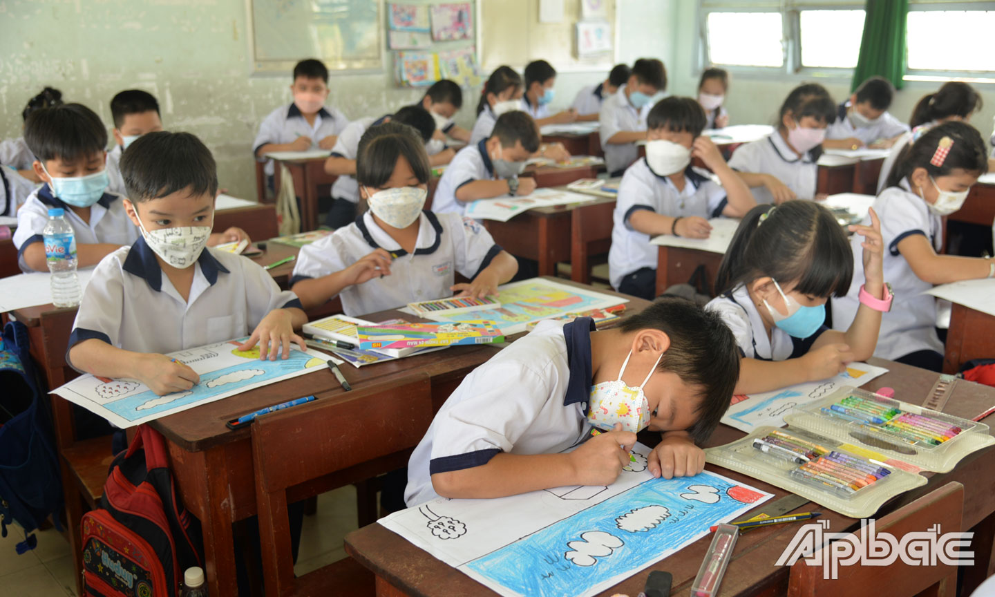 Các em thể hiện vẽ tranh từ nội dung quyển sách sau khi đọc tại “Ngày hội Đọc sách và vẽ tranh cho thiếu nhi”  ở Trường Tiểu học Bình Phú.