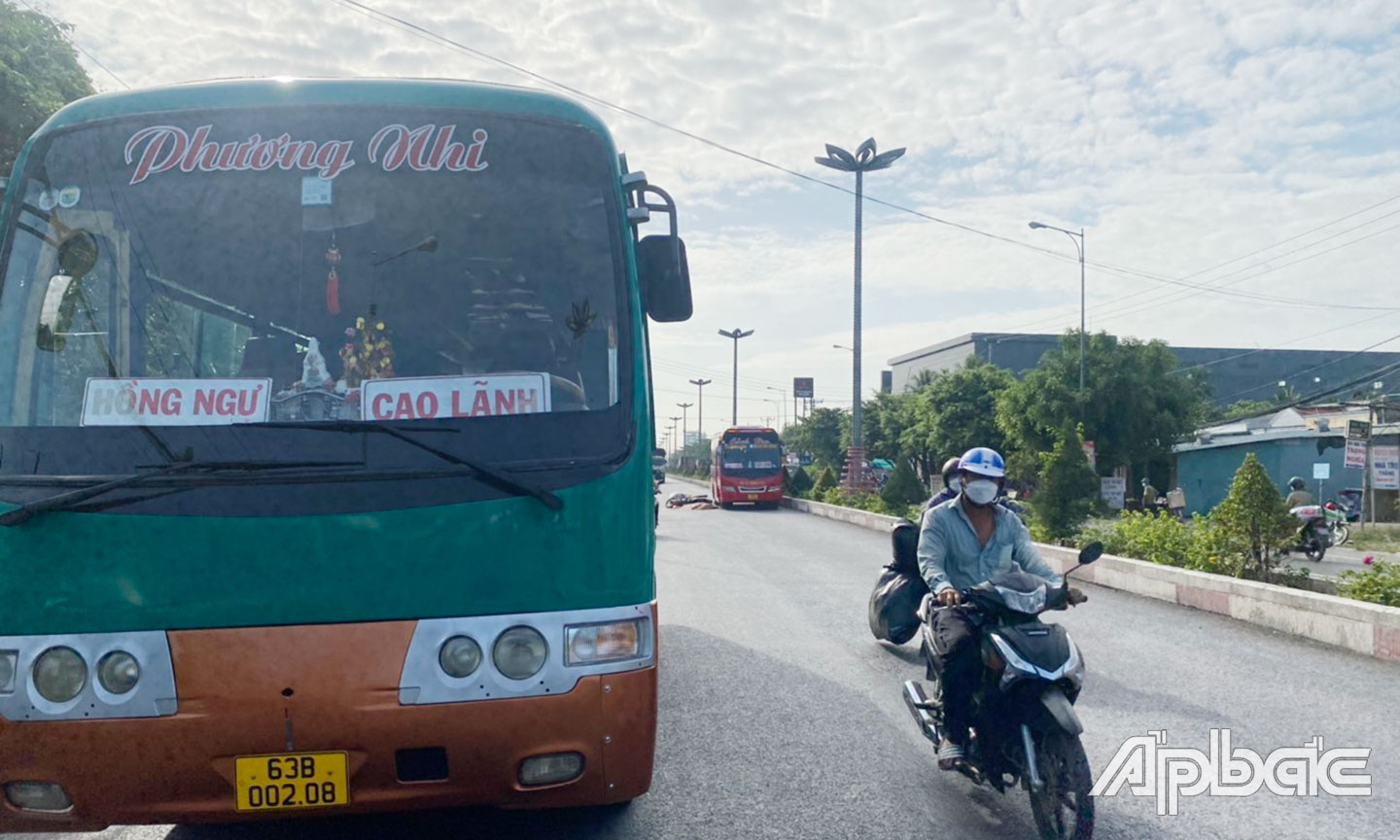 Người phụ nữ va chạm xe khách nên bị ngã ra đường.