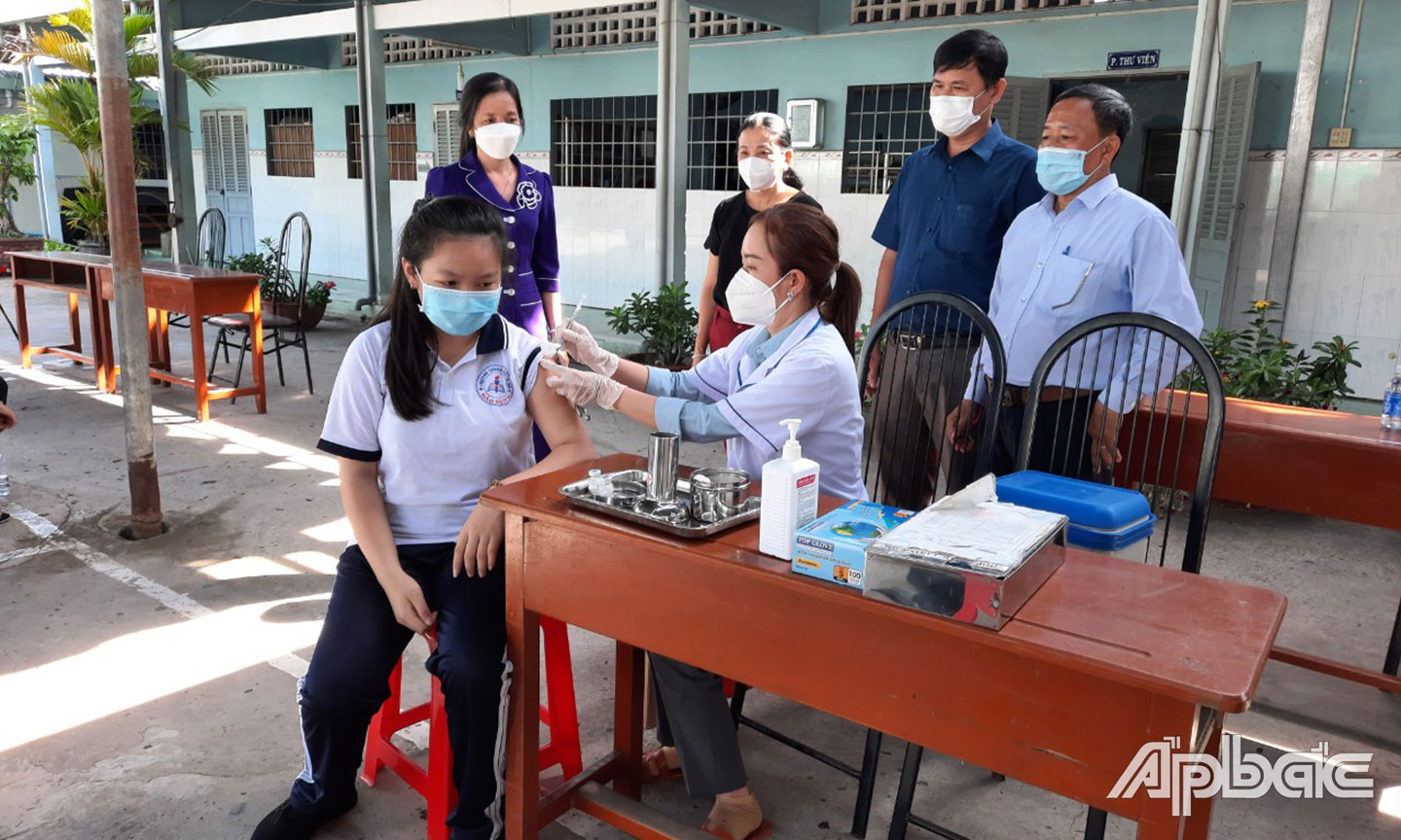 Hôm nay là ngày đầu tiên Tiền Giang tiêm vắc xin phòng Covid-19 cho trẻ em từ 5 đến dưới 12 tuổi, việc tiêm chủng được bắt đầu từ nhóm tuổi lớn đến nhóm tuổi nhỏ hơn.