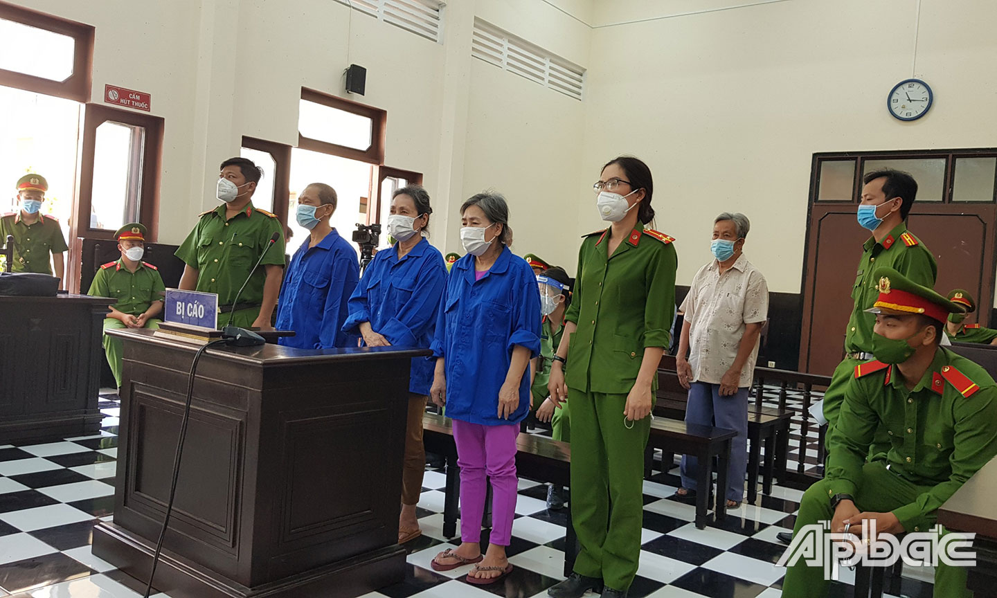 Các bị cáo tại hội đồng xét xử.