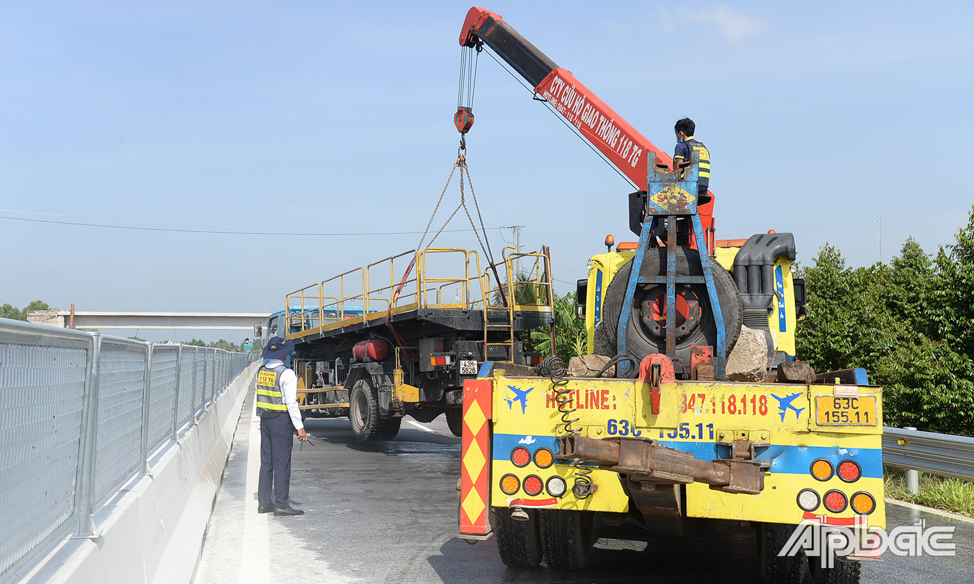 Cẩu, kéo phương tiện gặp sự cố khỏi hiện trường vụ tai nạn, vệ sinh mặt đường đảm bảo an toàn.