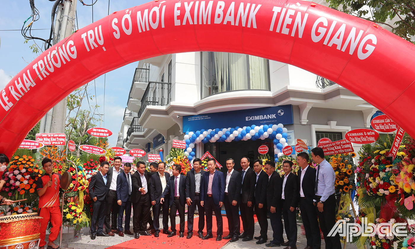 Lễ khai trương trụ sở mới Eximbank Tiền Giang (số 01A Hùng Vương, Phường 1, TP. Mỹ Tho, tỉnh Tiền Giang (Trung tâm thương mại Vincom Tiền Giang, góc ngã tư đường Hùng Vương-Thủ Khoa Huân)