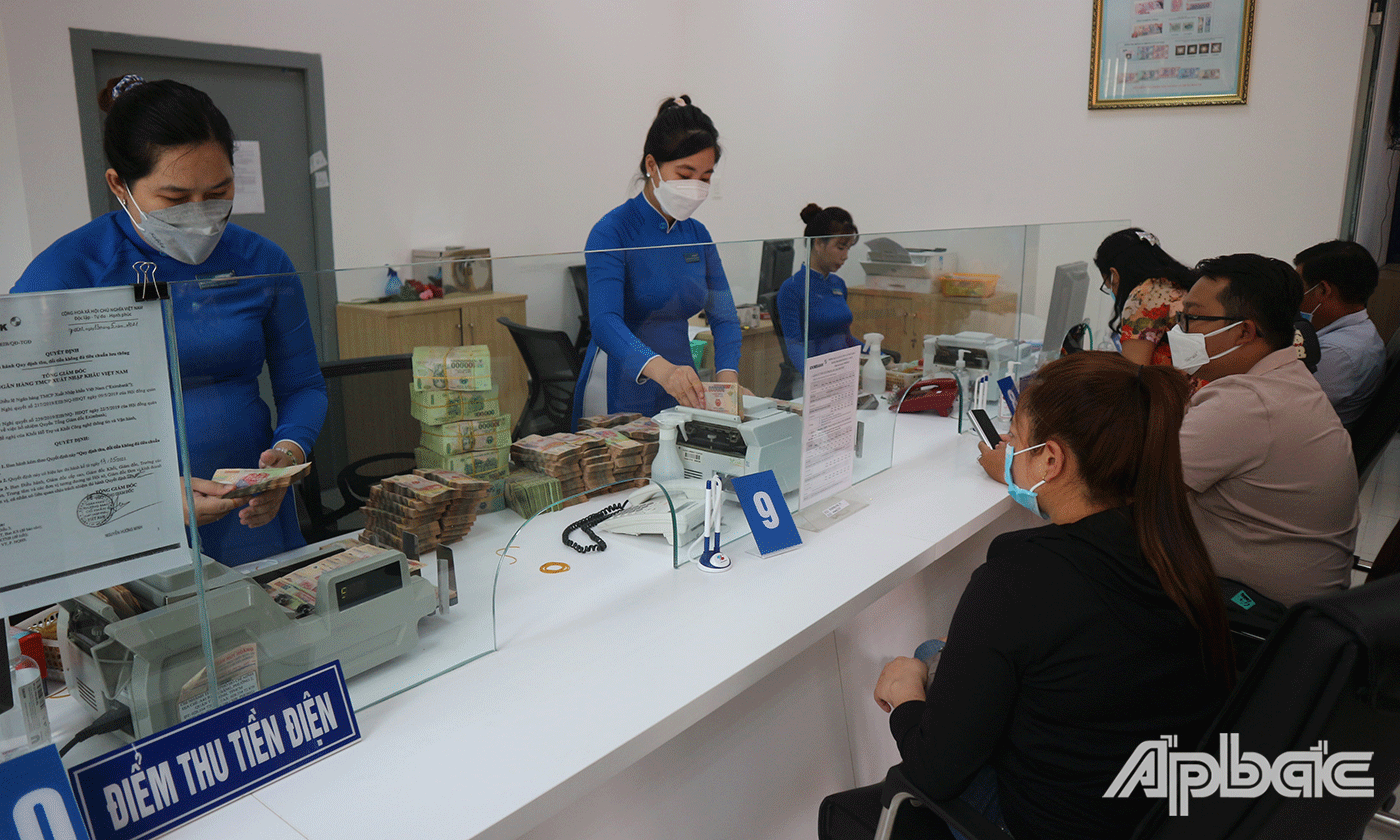Khách hàng giao dịch tại trụ sở mới phòng giao dịch Eximbank Tiền Giang