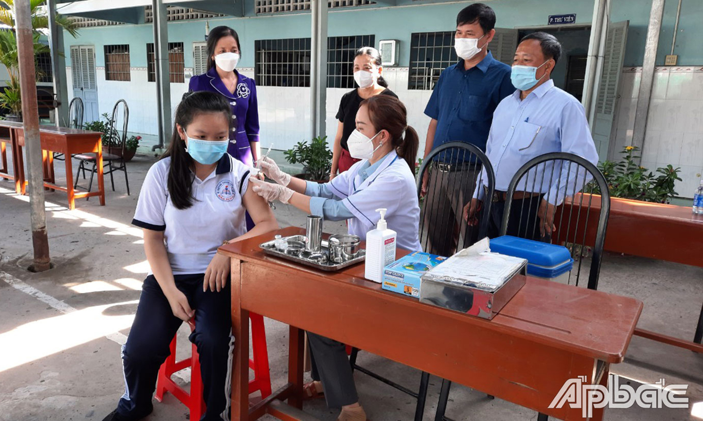 Học sinh lớp 6, Trường THCS Bảo Định, TP. Mỹ Tho, tỉnh Tiền Giang được tiêm vắc xin phòng Covid-19 vào sáng ngày 20-4-2022.