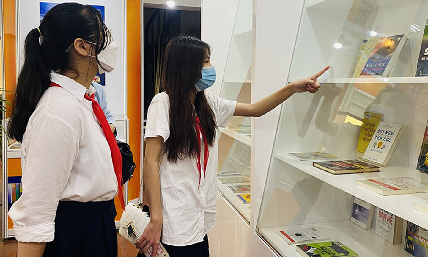 Độc giả trải nghiệm không gian Ngày Sách và Văn hóa đọc Việt Nam tại Thư viện Quốc gia (Hà Nội). (Ảnh Lữ Mai) 