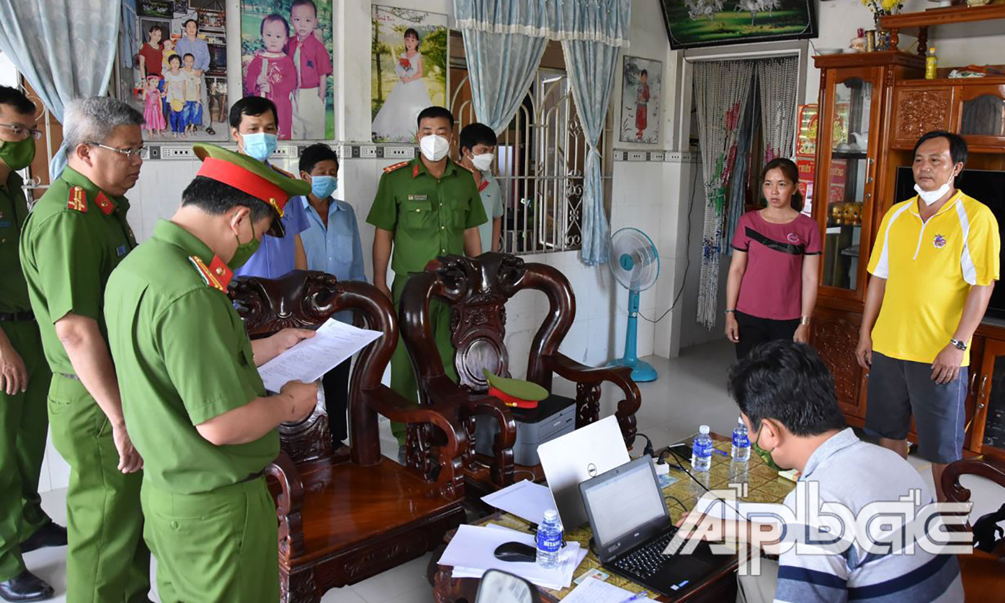 Cơ quan điều tra đọc lệnh khám xét nơi ở của Đào Tấn Tài.