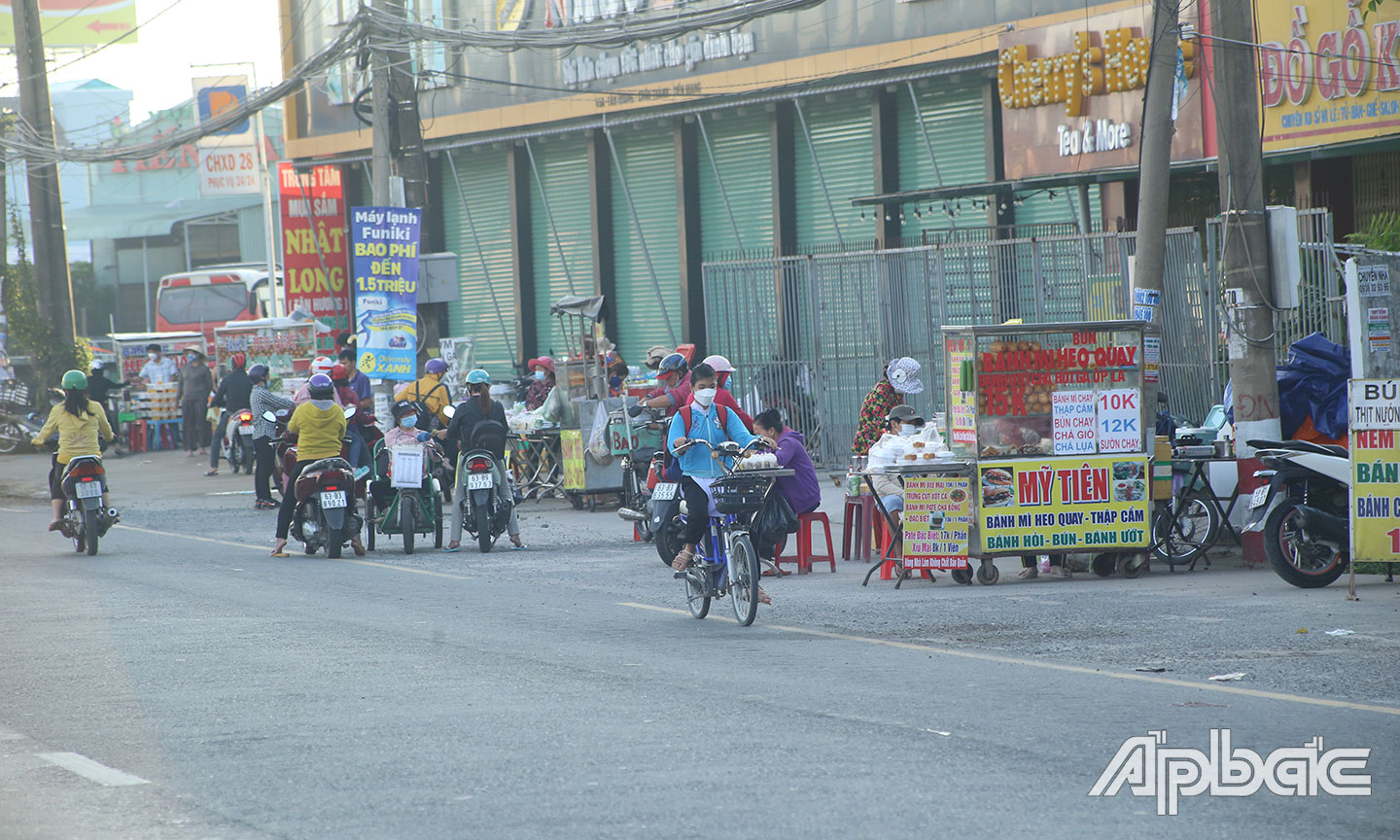 Hàng rong bủa vây Khu công nghiệp Tân Hương.