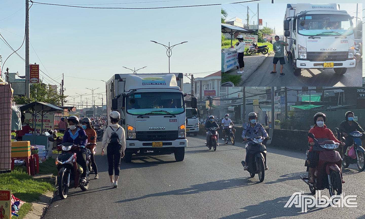 Vào giờ cao điểm, tài xế xe tải ngang nhiên đậu chiếm 1/2 quốc lộ 1 để mua đồ ăn.