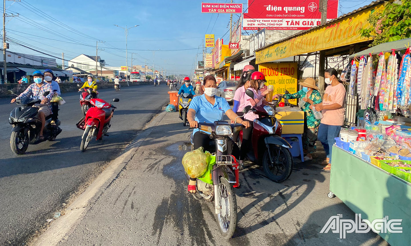 Đường mở rộng hướng Mỹ Tho-TP.Hồ Chí Minh được hàng rong bày bán công khai.