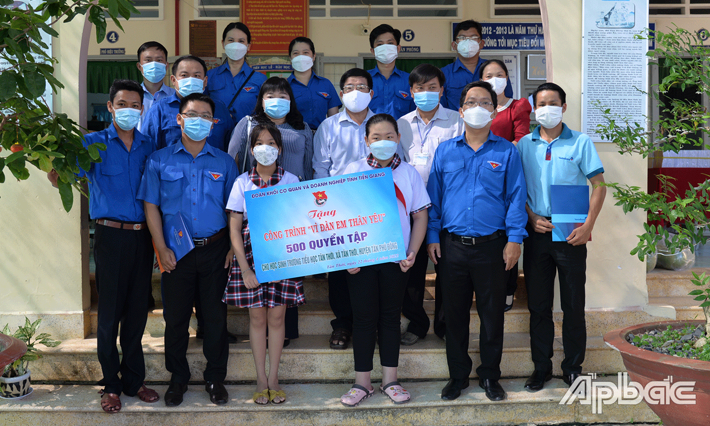 Đoàn khối đã trao 500 quyển tập cho học sinh trường tiểu học Tân Thới.