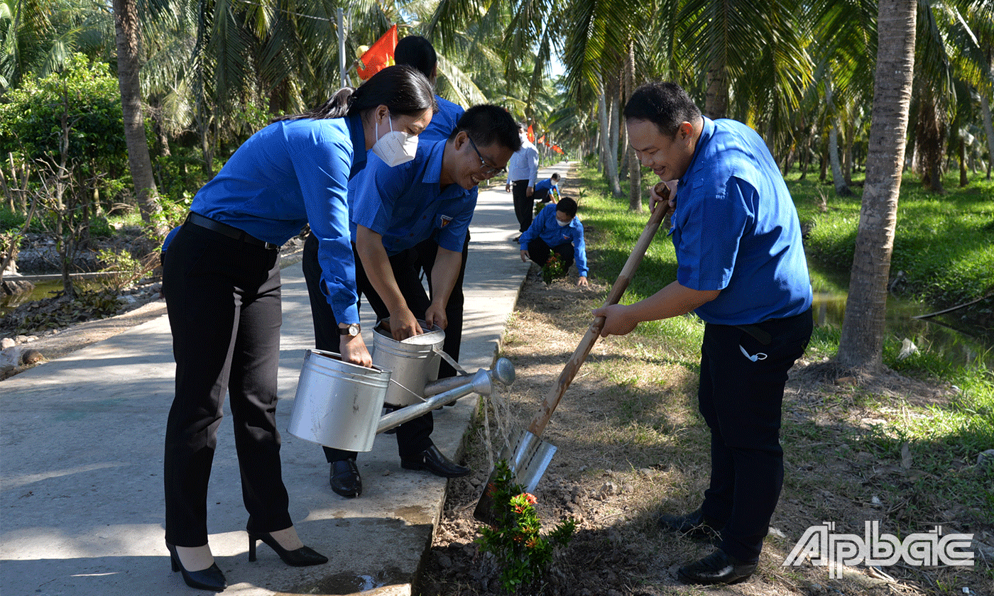 Thực hiện tuyến đường “Sáng-xanh-sạch-đẹp-văn minh-an toàn”.