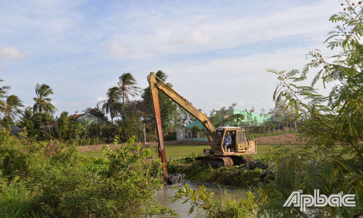 Tỉnh triển khai nạo vét  nhiều tuyến kinh, rạch bị  bồi lắng để phòng, chống hạn, mặn trong năm 2022. 	Ảnh: PHƯƠNG ANH