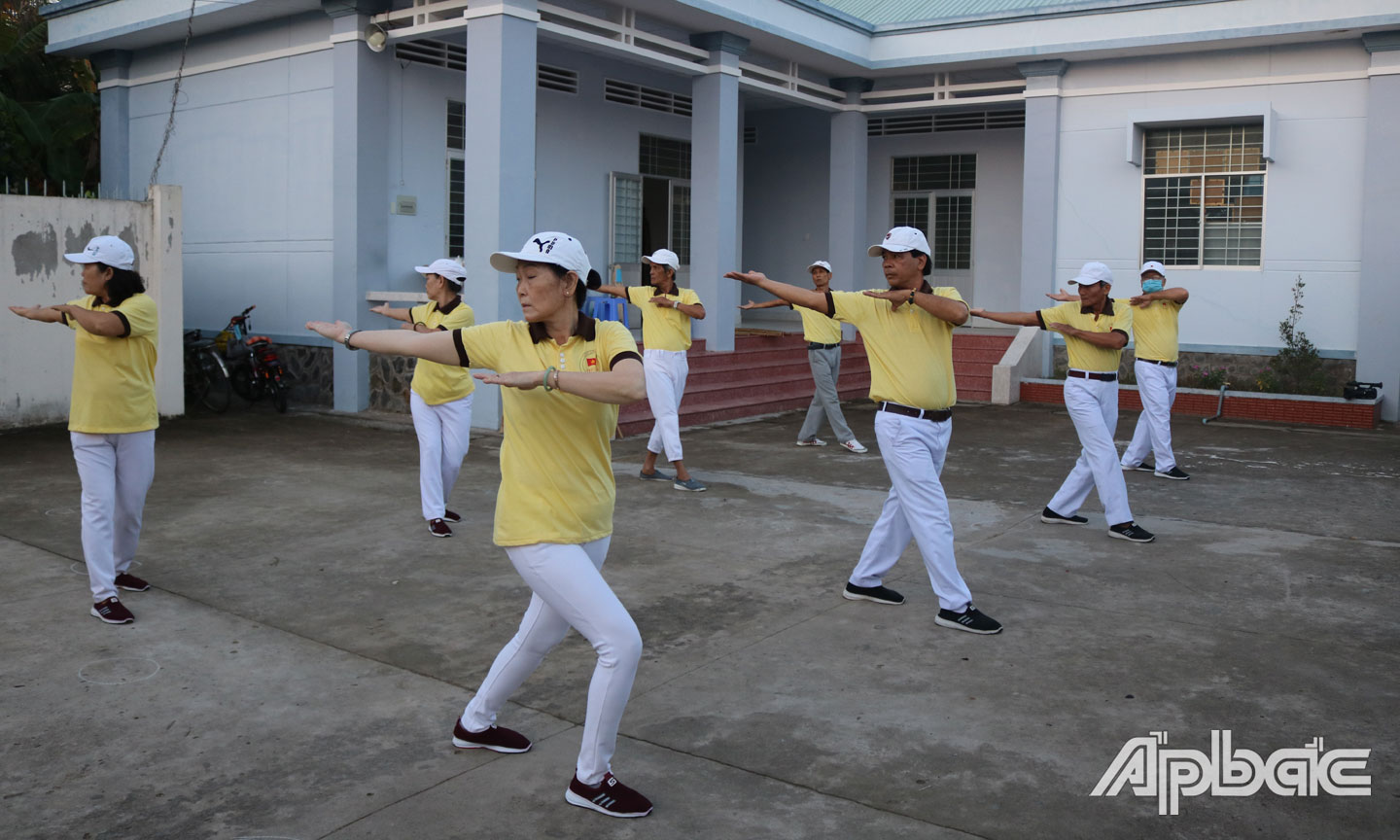 CLB Thể dục dưỡng sinh xã Phú An tập luyện tại Nhà văn hóa xã (ảnh chụp trước khi xảy ra đại dịch Covid-19).