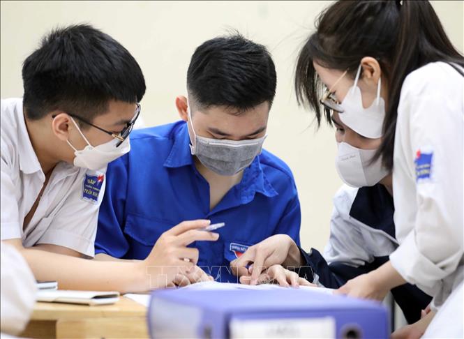 Học sinh khối 12, trường THPT Trần Nhân Tông, quận Hai Bà Trưng (Hà Nội) ôn tập cho kỳ thi tốt nghiệp năm 2022. Ảnh: Thanh Tùng/TTXVN