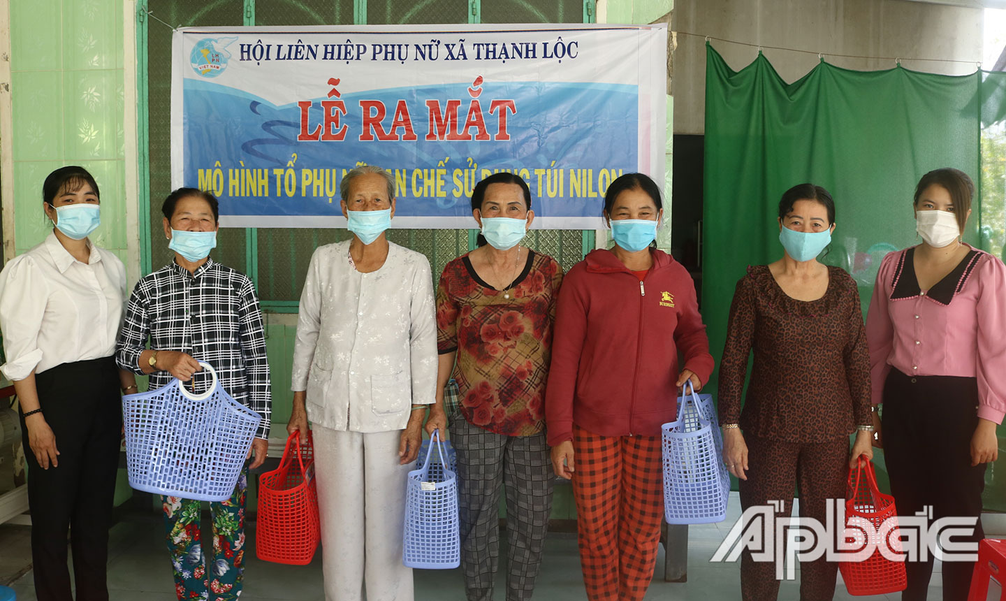  Thành viên “Tổ phụ nữ hạn chế sử dụng túi ni lông” được tặng giỏ nhựa.  