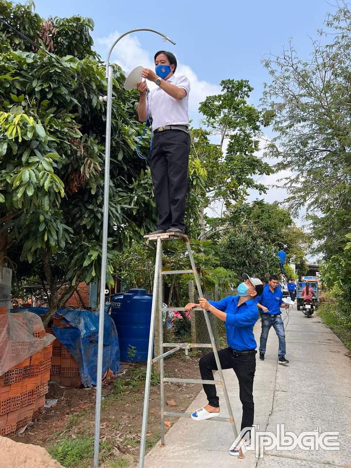 Huyện đoàn Cái Bè ra mắt công trình “Tuyến đường thanh niên” tại ấp Bình, xã Hòa Hưng.