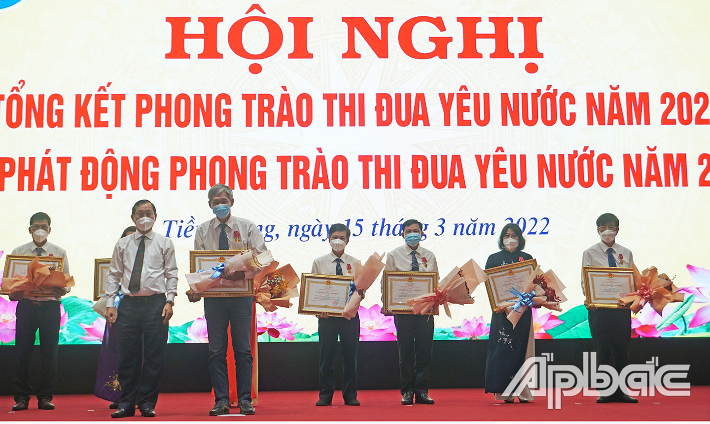 Ông Lê Trọng Điểm nhận Huân chương Lao động hạng Ba của Chủ tịch nước vì đã có thành tích xuất sắc trong phong trào Nông dân sản xuất - kinh doanh giỏi năm 2016 - 2020.