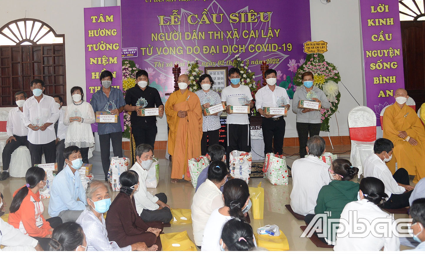 Ban Trị sự Phật giáo TX. Cai Lậy tặng quà cho các gia đình có người thân mất do Covid-19.