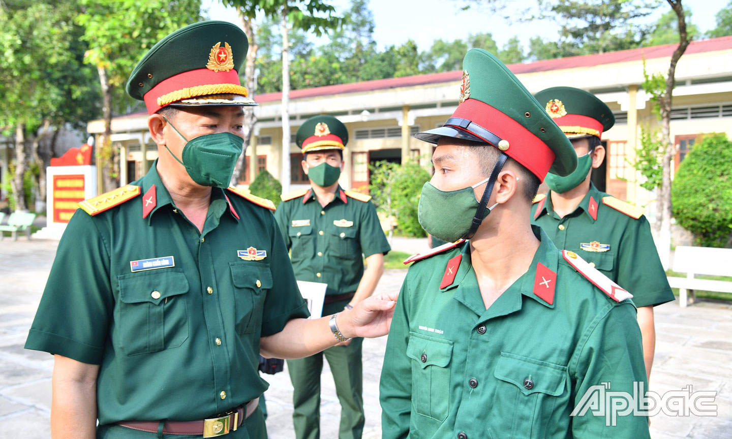  Đại tá Huỳnh Chiến Công thăm hỏi, động viên chiến sĩ mới.