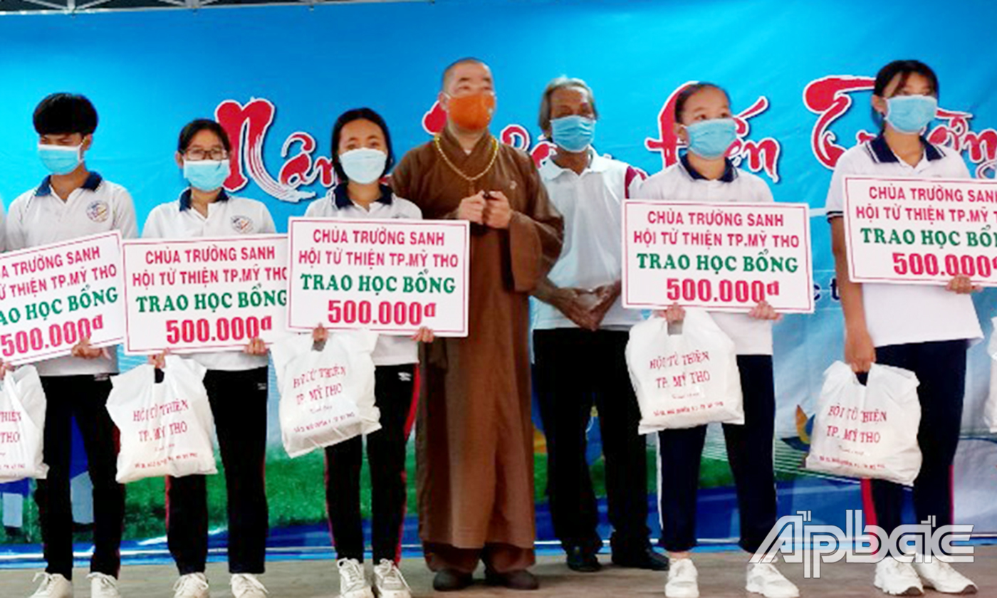 SÁng 28-4, Thượng tọa Thích Quảng Lộc trao học bổng cho học sinh vượt khó tại huyện Chợ Gạo