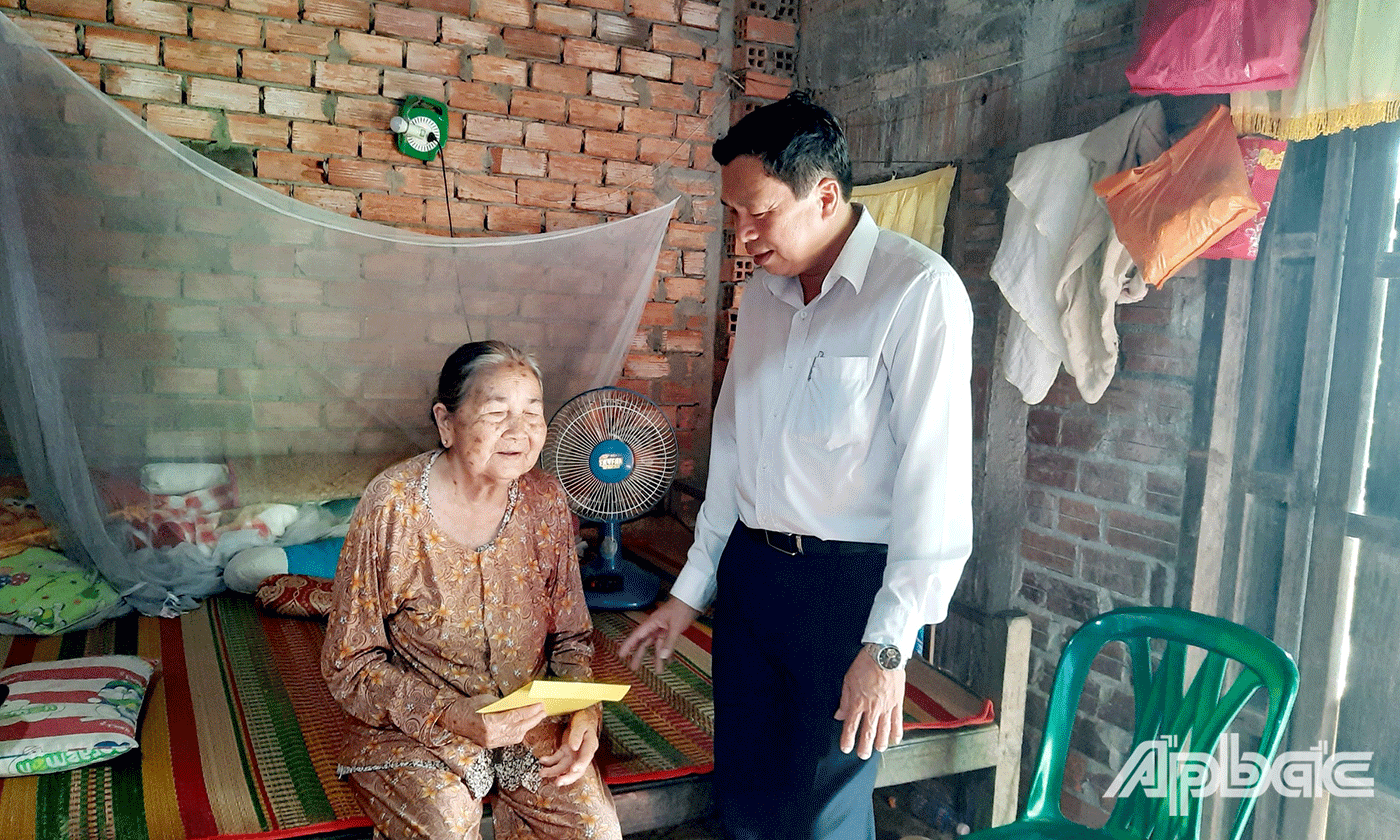 Phó Bí thư Huyện ủy – Chủ tịch UBND huyện Gò Công Đông Lê Văn Sơn, thăm và tặng quà gia đình chính sách