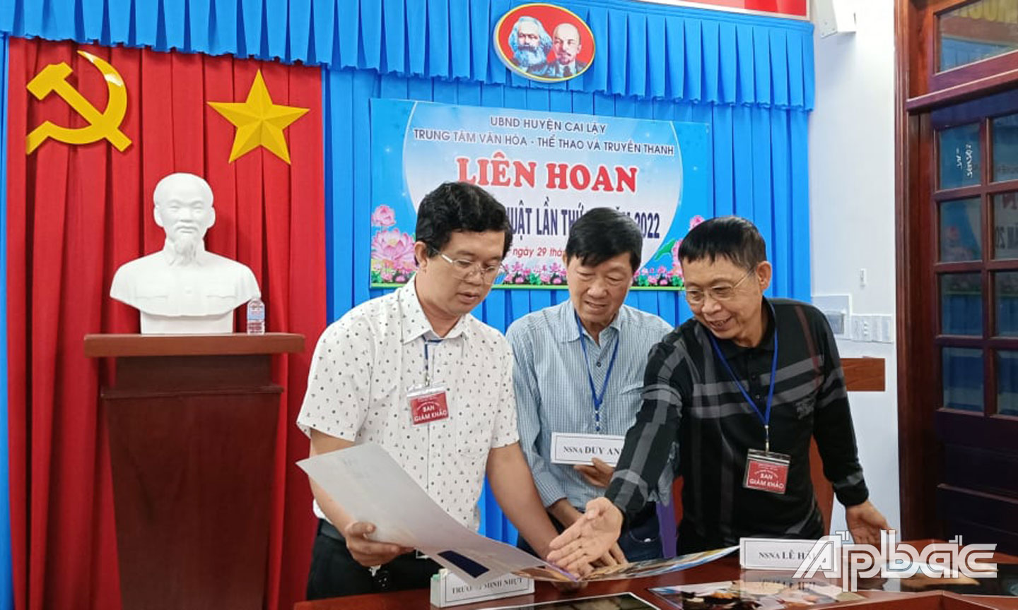 Ban giám khảo đang chọn 11 tác phẩm trao giải.
