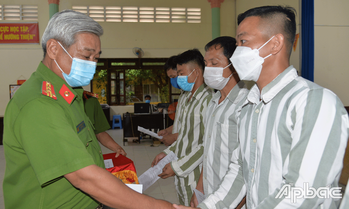 đại tá Nguyễn Văn Bé Chính, Phó Giám thị trại giam Phước Hòa trao quyết định giảm hết thời hạn án phạt từ còn lại cho các phạm nhân.