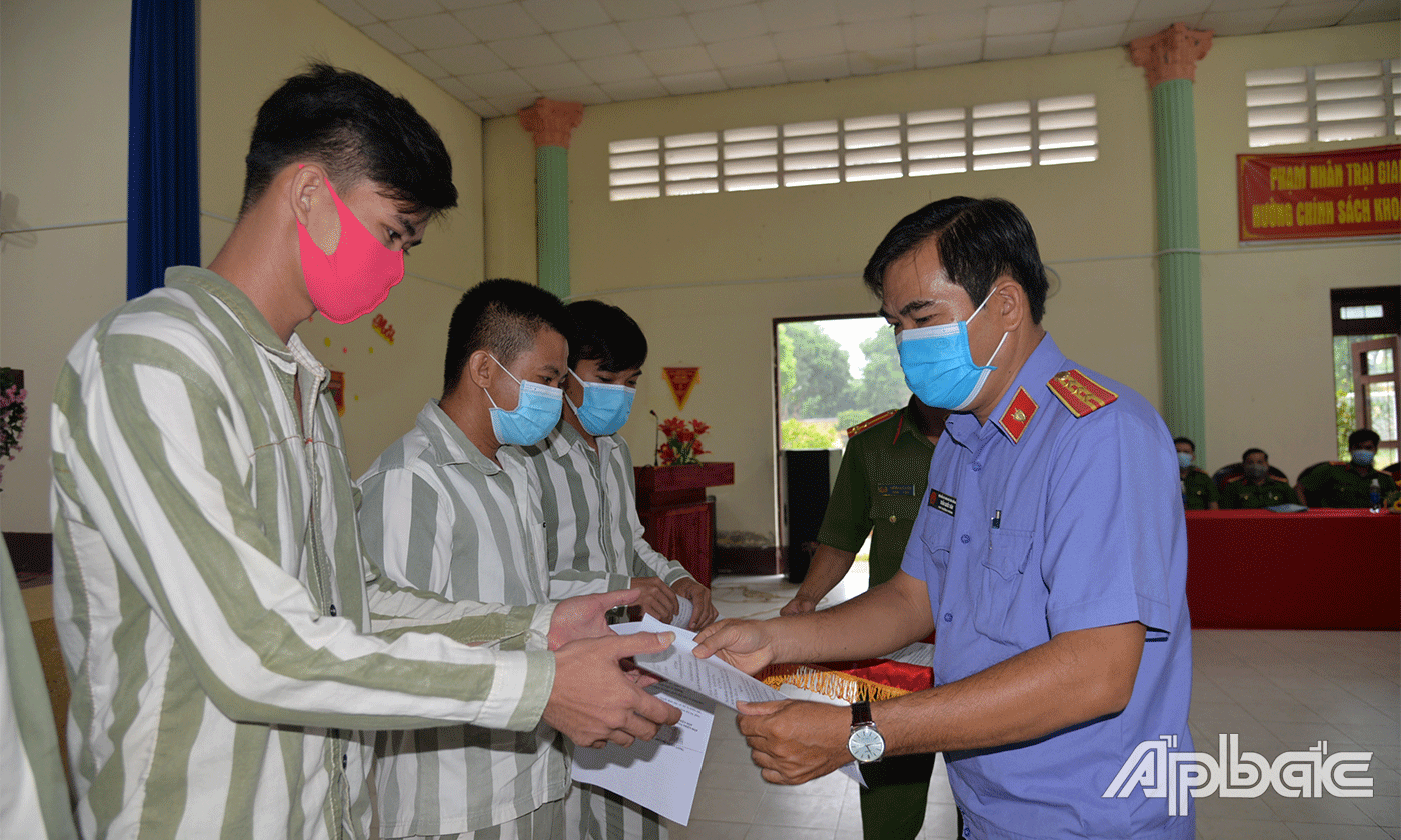 Đại diện Viện Kiểm sát nhân dân tỉnh Tiền Giang  trao quyết định giảm hết thời hạn án phạt từ còn lại cho các phạm nhân.