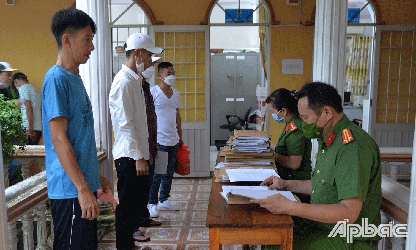 26 phạm nhân được giảm hết thời hạn chấp hành án phạt tù còn lại làm thủ tục trở về địa phương.