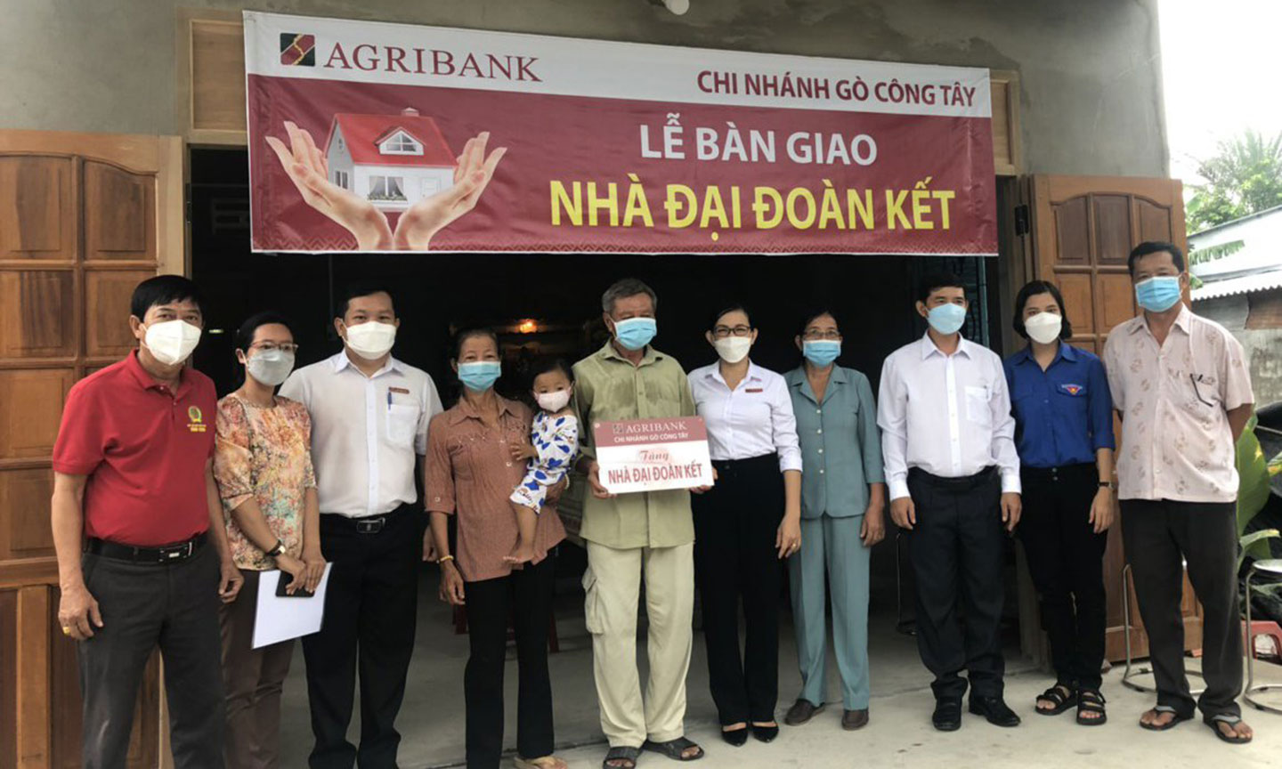 Đồng chí Phó Bí thư thường trực Thị trấn Vĩnh Bình (Thứ 3 từ phải) cùng lãnh đạo Agribank Gò Công Tây và chính quyền địa phương tại lễ bàn giao nhà.