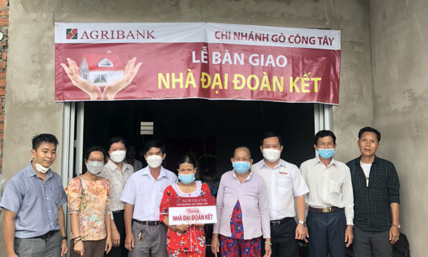 Những giọi nước mắt vui mừng thay lời cảm ơn tất cả đã quan tâm cho chị mái nhà.