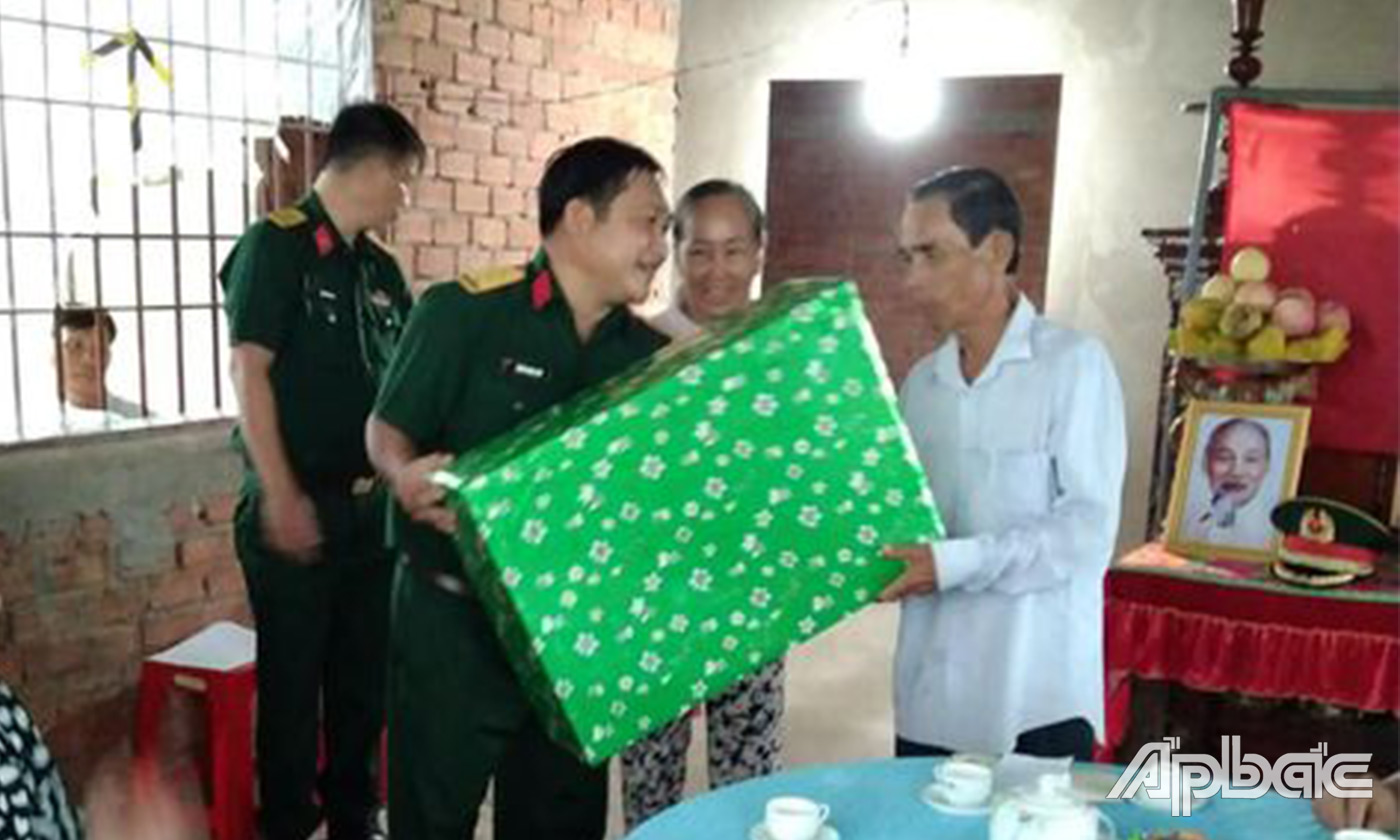 Ban chỉ huy quân sự huyện Gò Công Tây tặng quà cho gia đình ông Hưởng